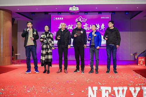 表演和抽獎結(jié)束，敬酒！之后是晚宴時間。